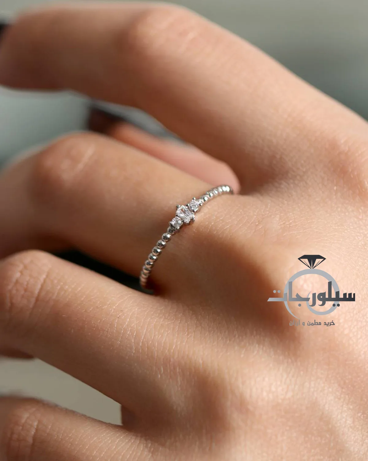 نمای نزدیک انگشتر حلقه نقره زنانه میکرو نگینی کد rg01196 روی دست