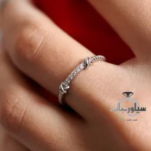 نمای نزدیک انگشتر نقره زنانه حلقه اسپرت کد rg01202 در دست