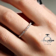 نمای نزدیک انگشتر نقره زنانه حلقه نگینی کد rg01201 در دست