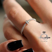 نمای نزدیک انگشتر حلقه نقره زنانه مینیمال کد rg01199 در دست