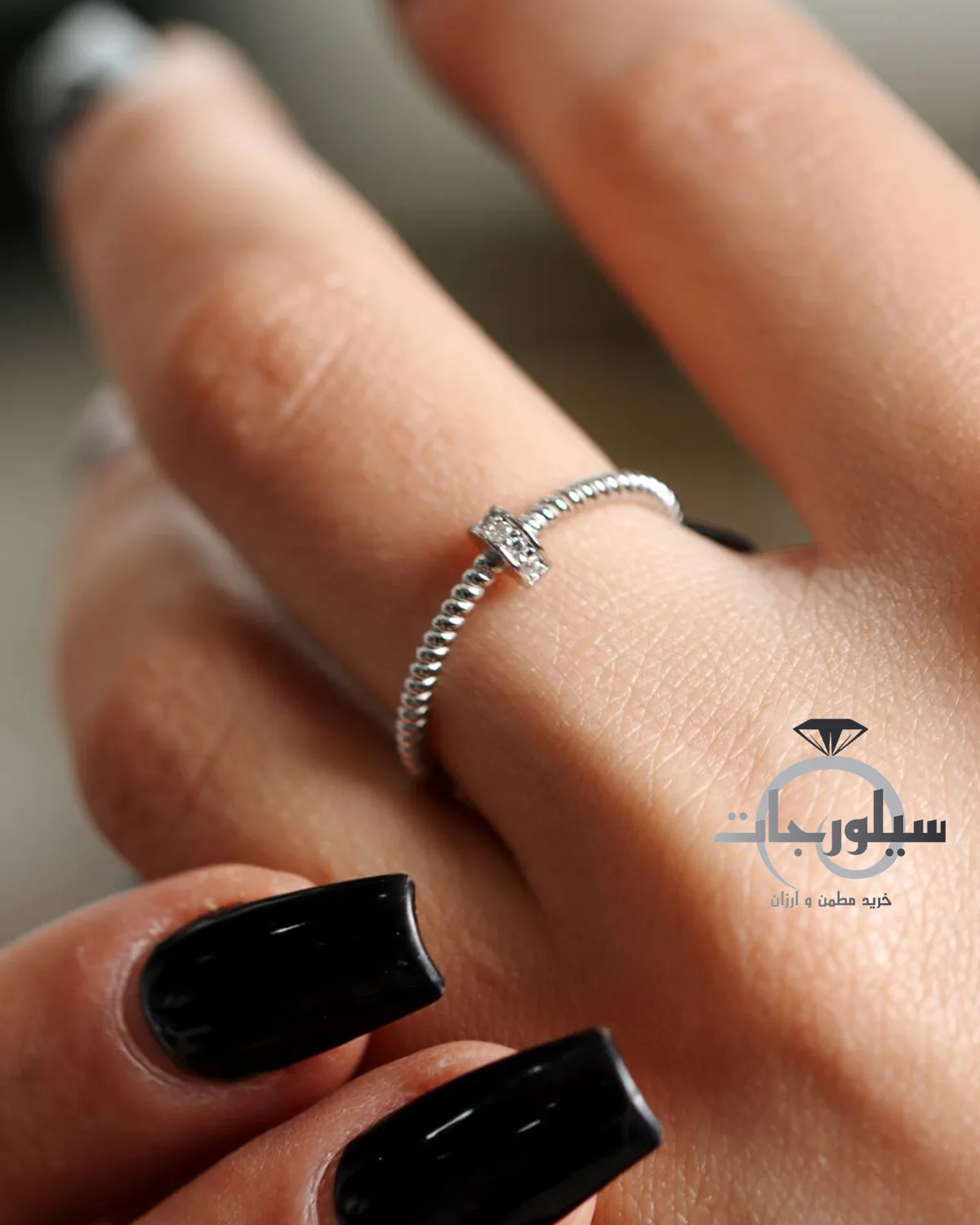 نمای نزدیک انگشتر حلقه نقره زنانه مینیمال کد rg01199 در دست